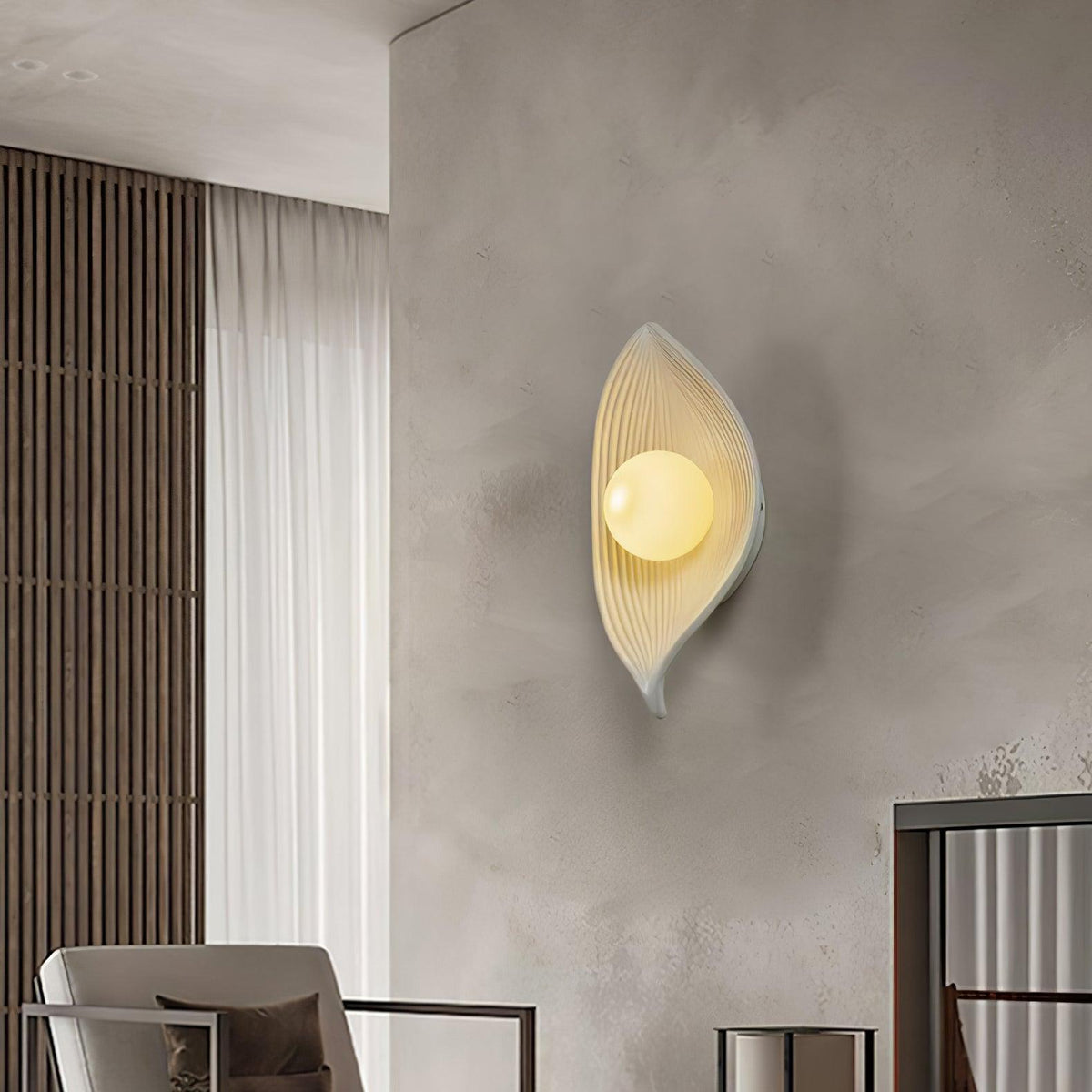 Lirixa wandlamp met bladmotief in hars en metaal