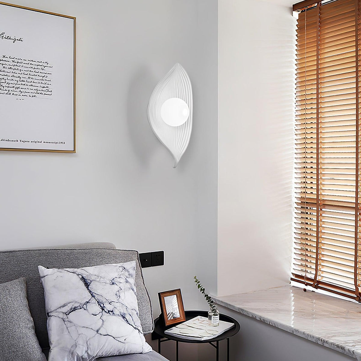 Lirixa wandlamp met bladmotief in hars en metaal