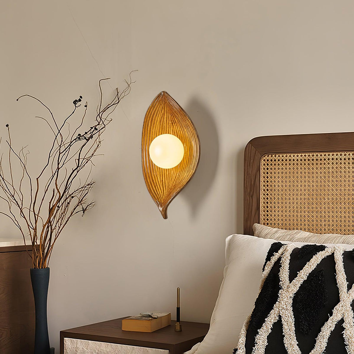 Lirixa wandlamp met bladmotief in hars en metaal