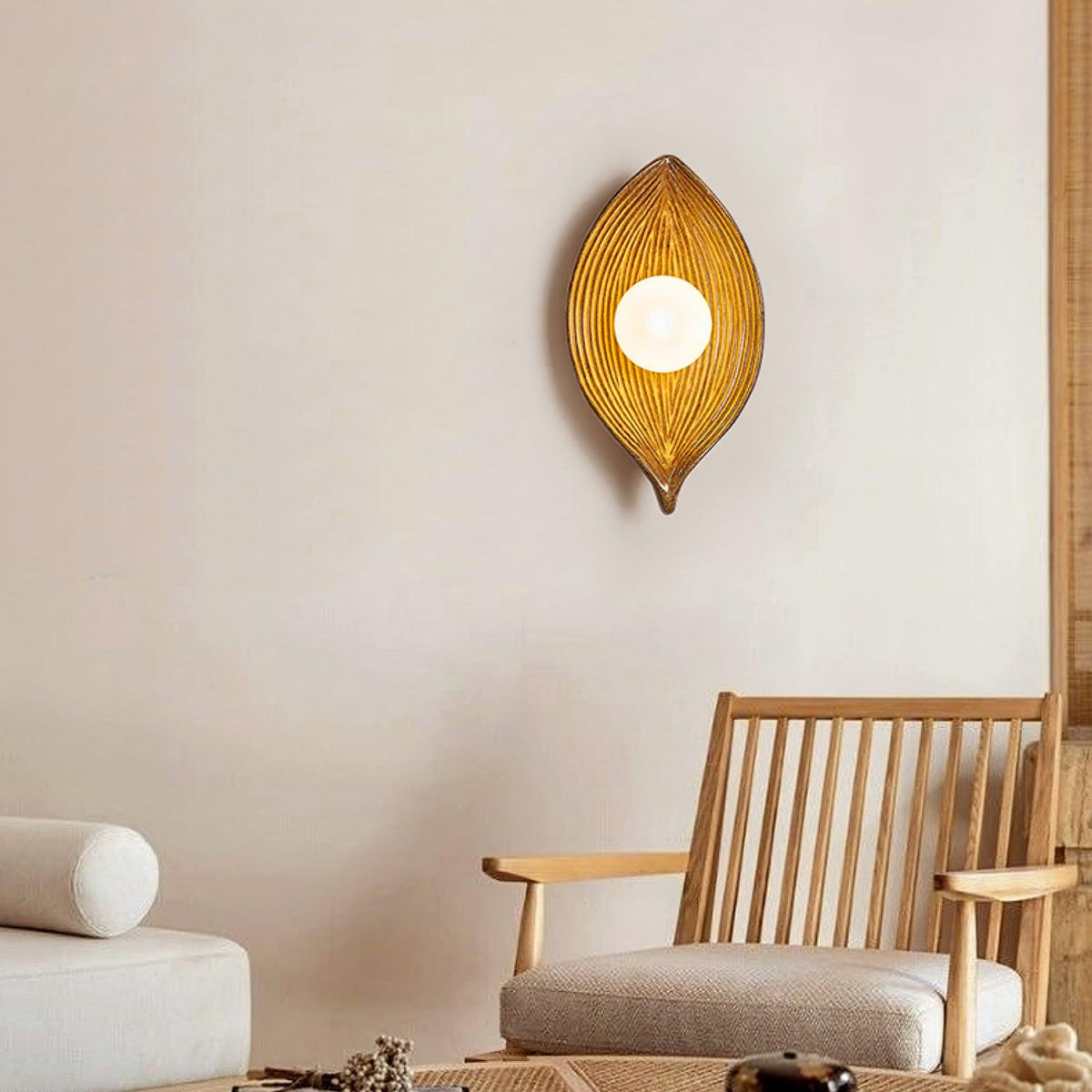 Lirixa wandlamp met bladmotief in hars en metaal