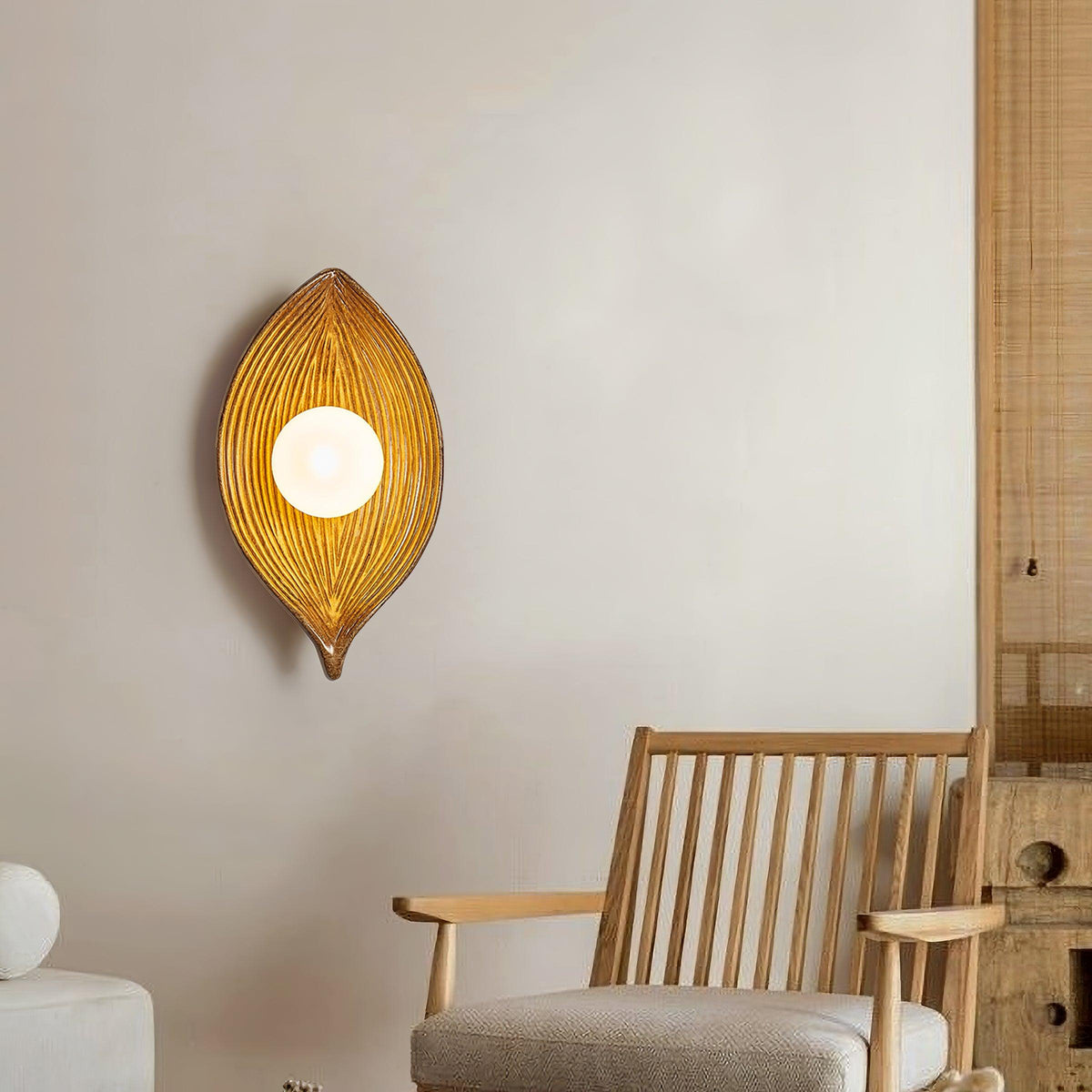 Lirixa wandlamp met bladmotief in hars en metaal