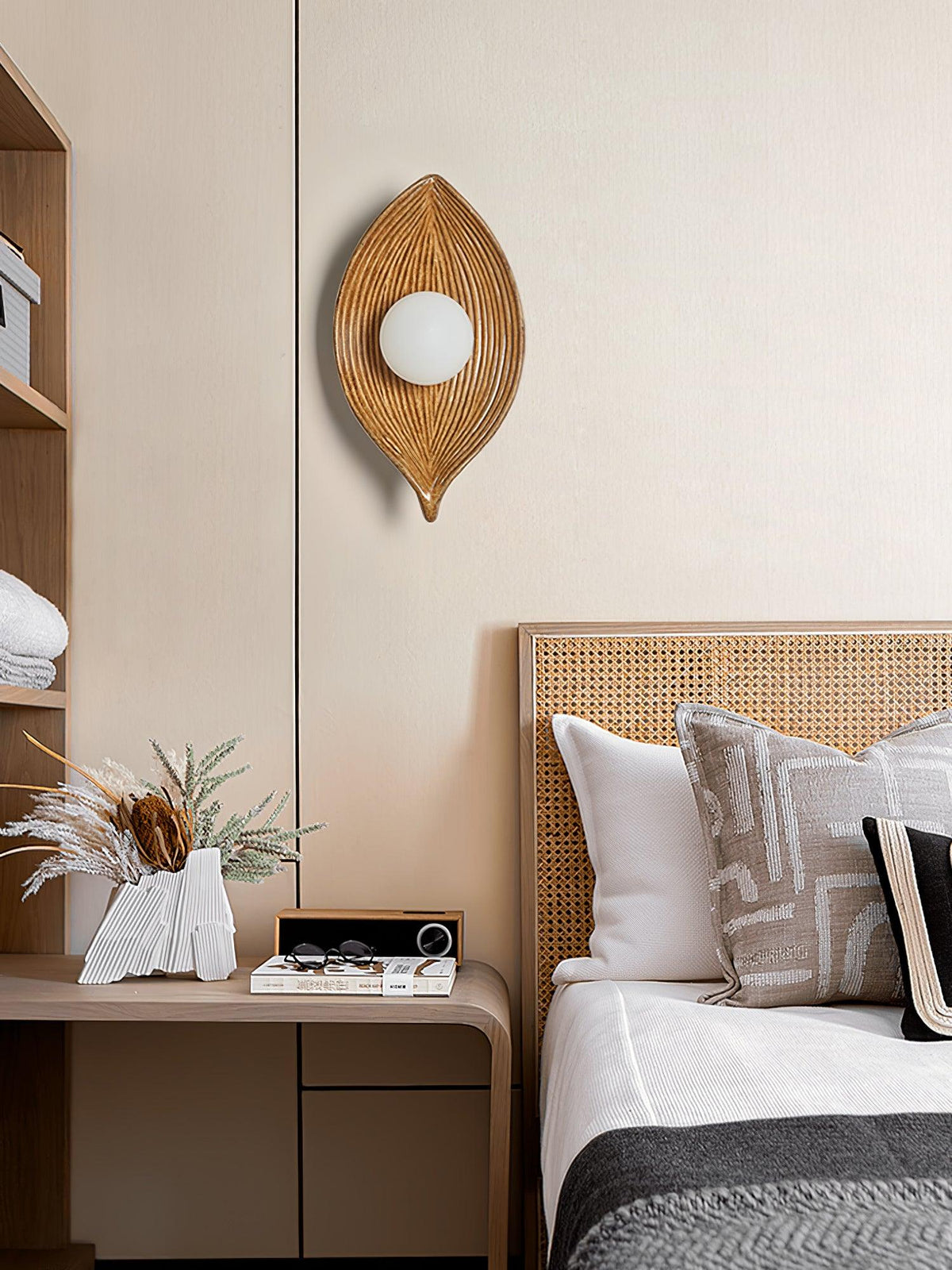 Lirixa wandlamp met bladmotief in hars en metaal