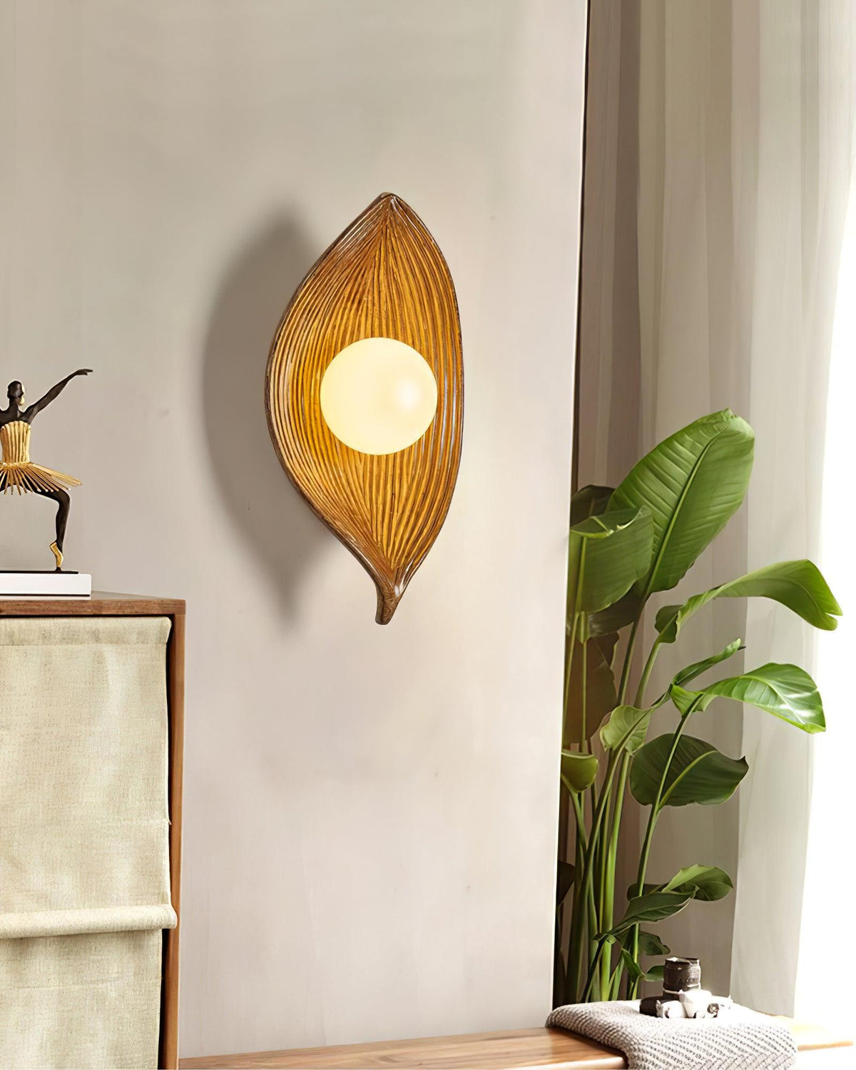 Lirixa wandlamp met bladmotief in hars en metaal