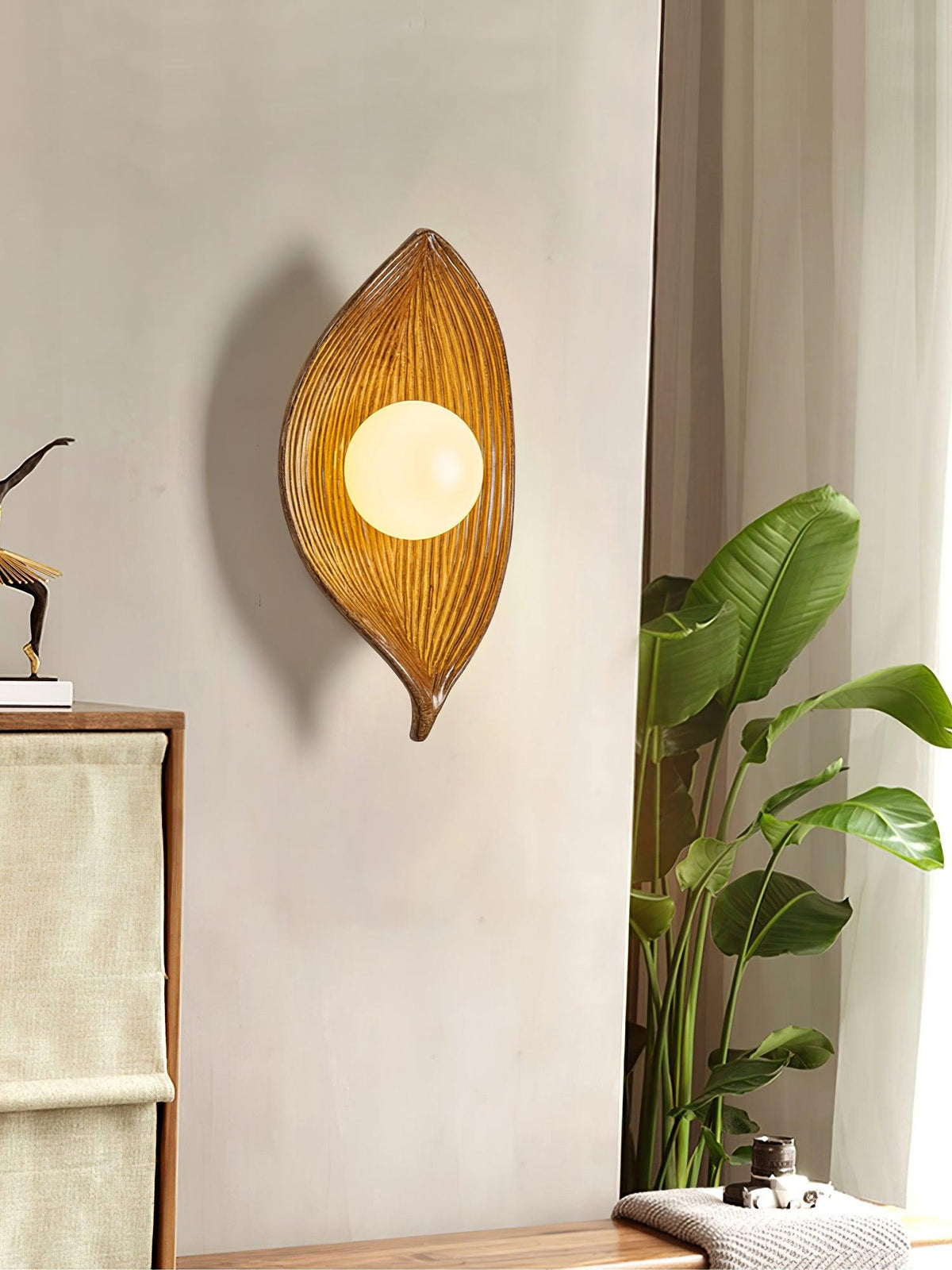 Lirixa wandlamp met bladmotief in hars en metaal