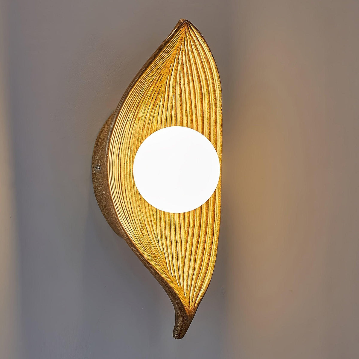 Lirixa wandlamp met bladmotief in hars en metaal