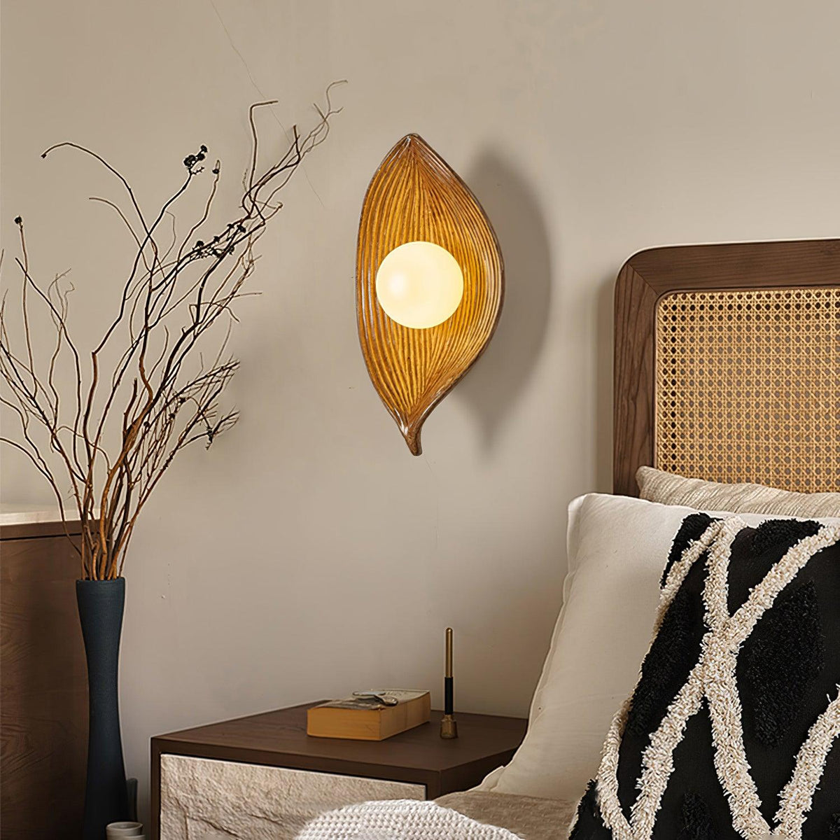 Lirixa wandlamp met bladmotief in hars en metaal