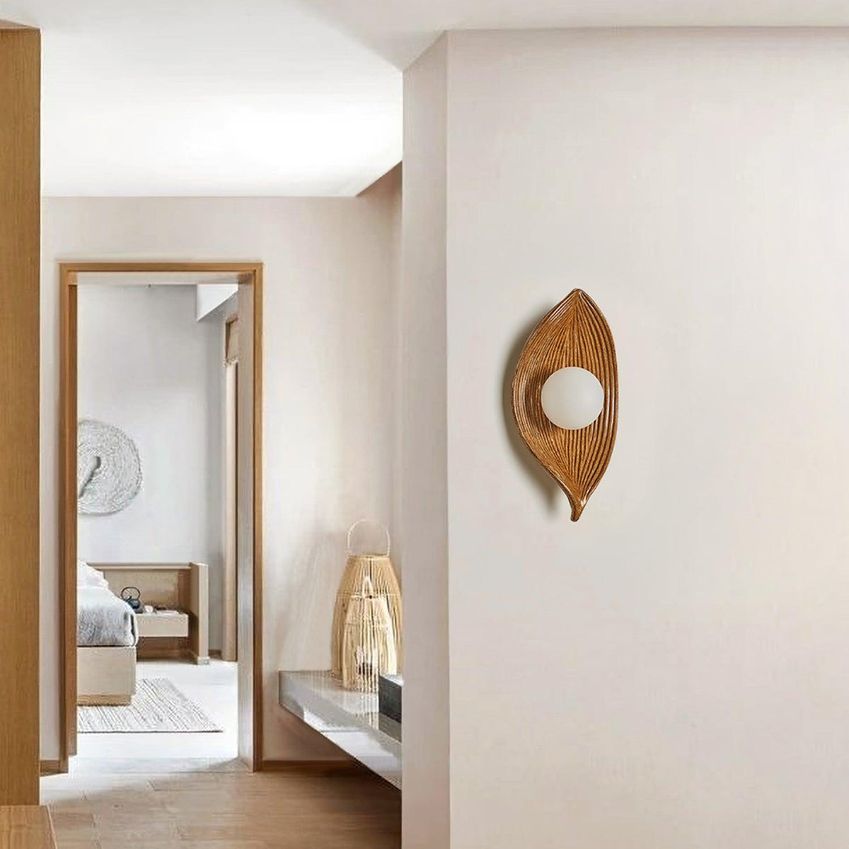 Lirixa wandlamp met bladmotief in hars en metaal