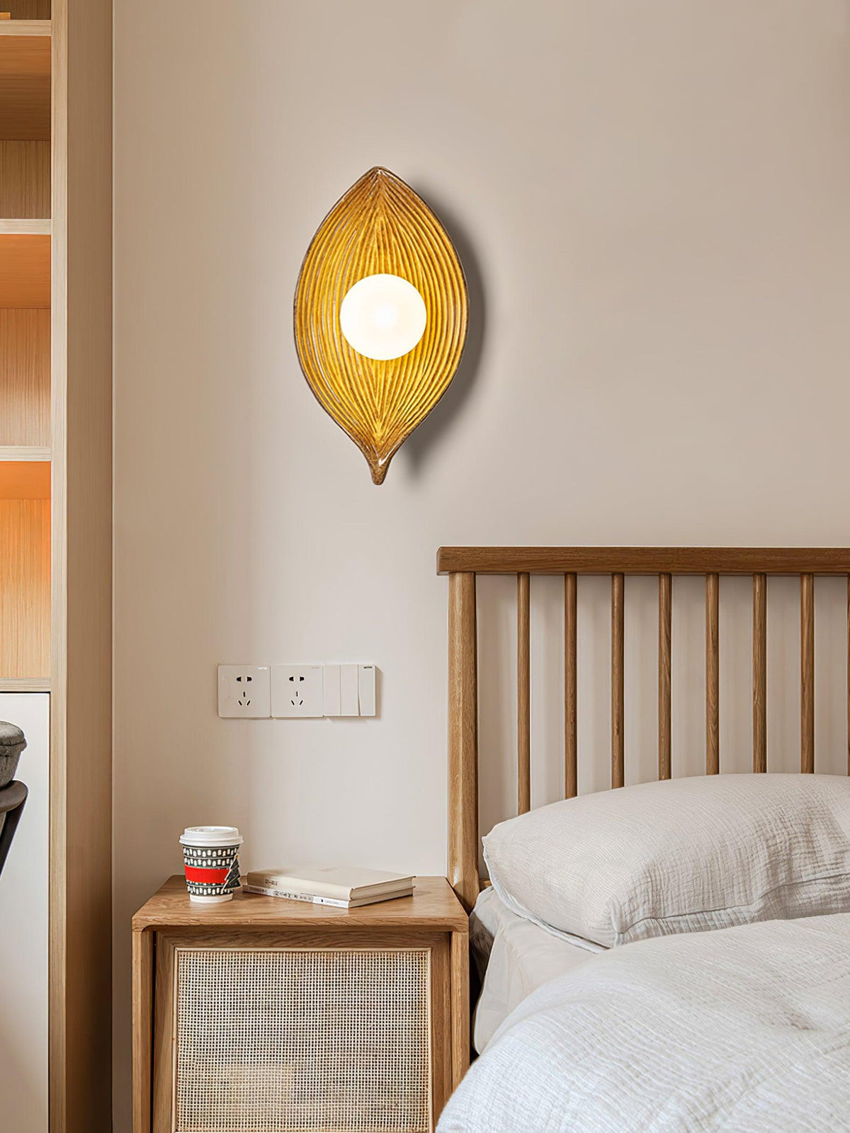 Lirixa wandlamp met bladmotief in hars en metaal