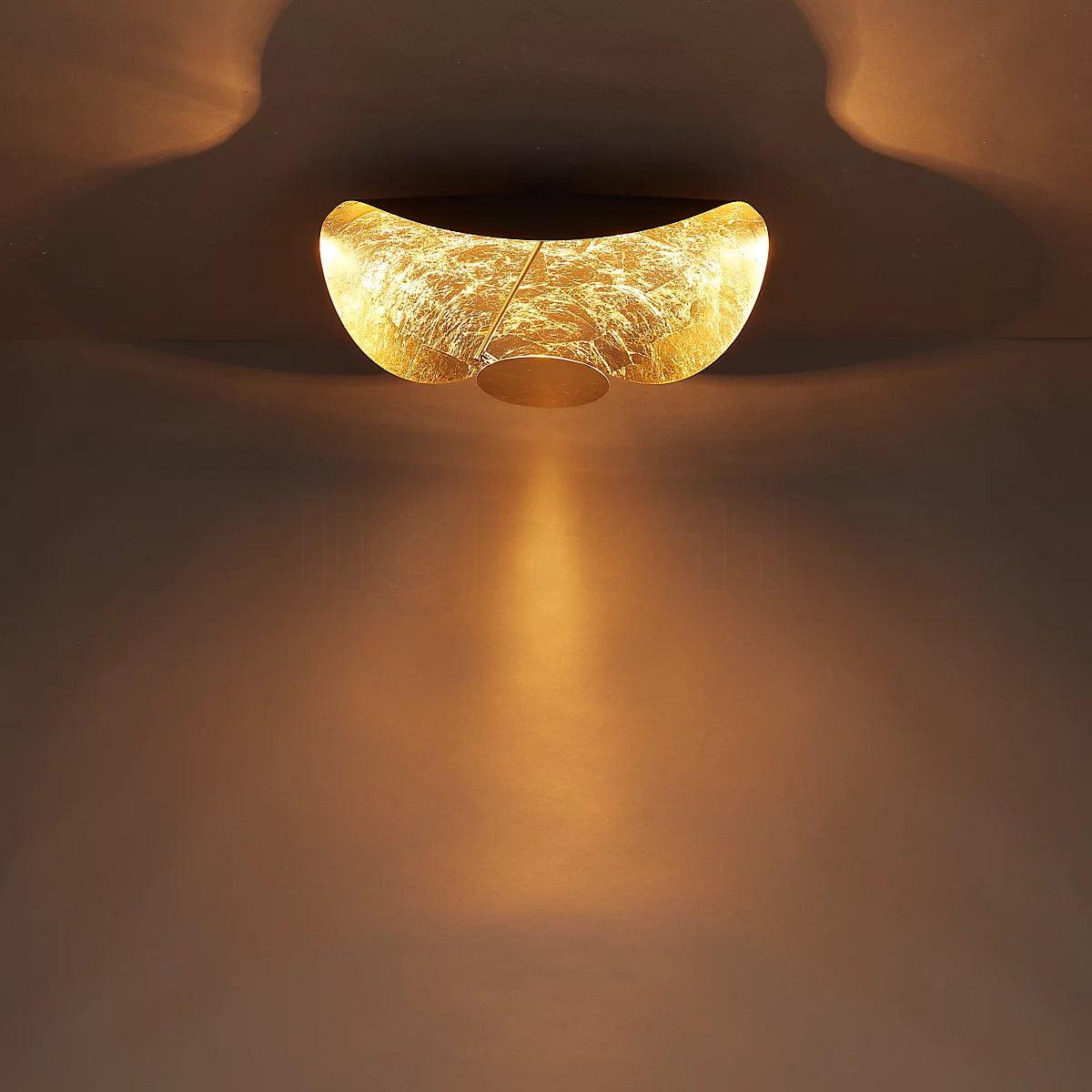 Solenena plafondlamp gebogen kap gouden binnenkant