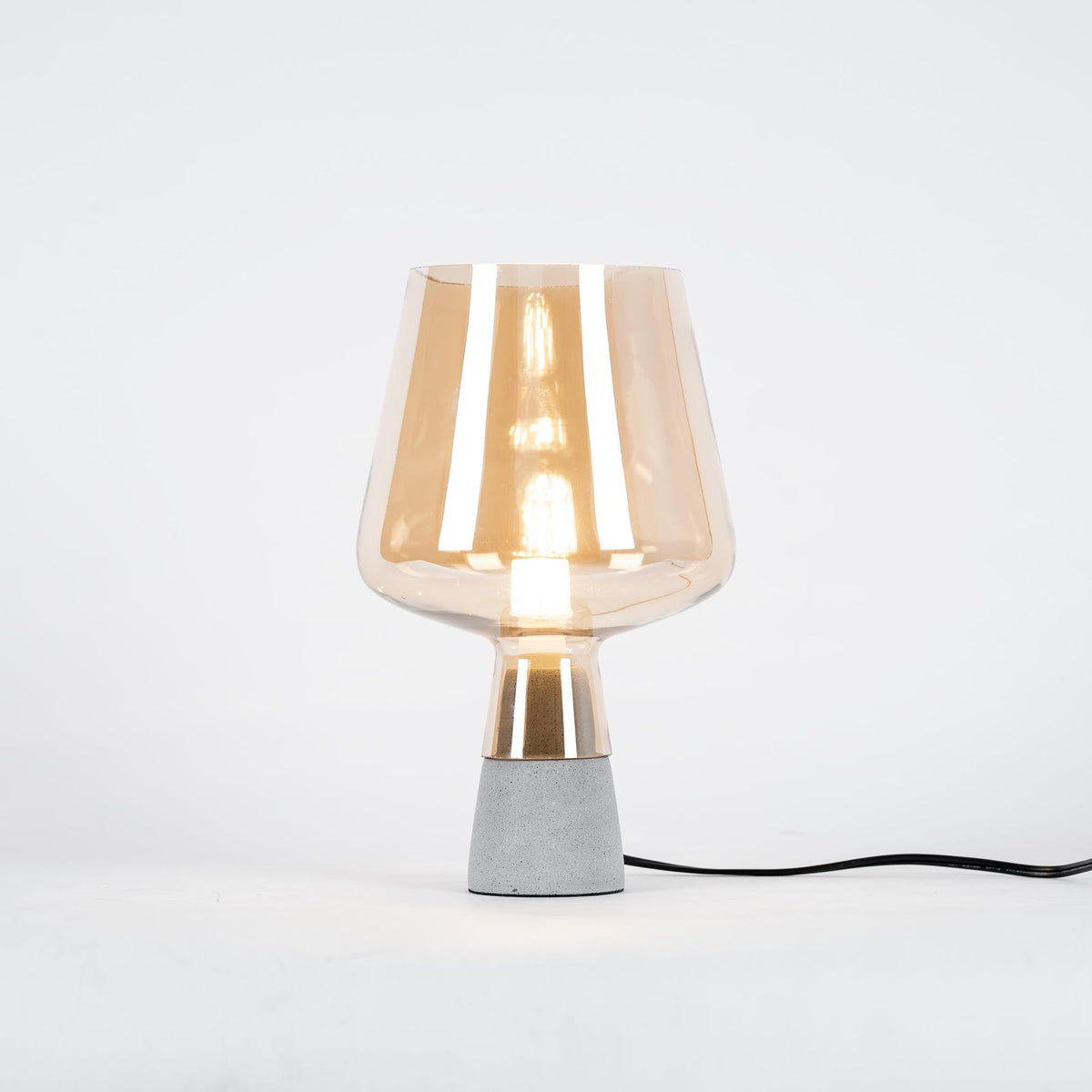 Elairella minimalistische tafellamp van cement