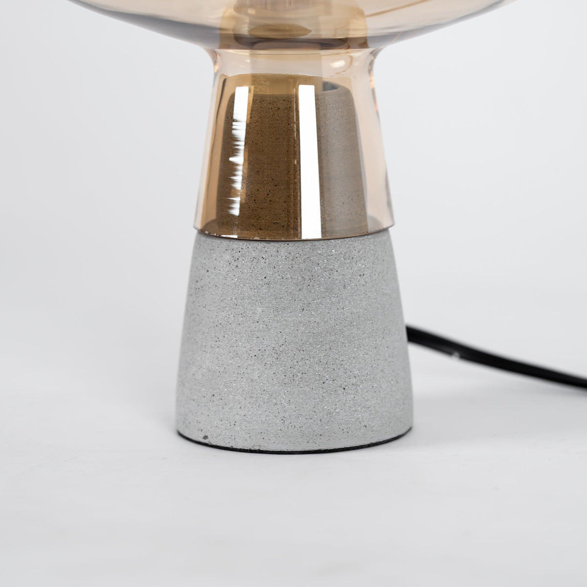 Elairella minimalistische tafellamp van cement