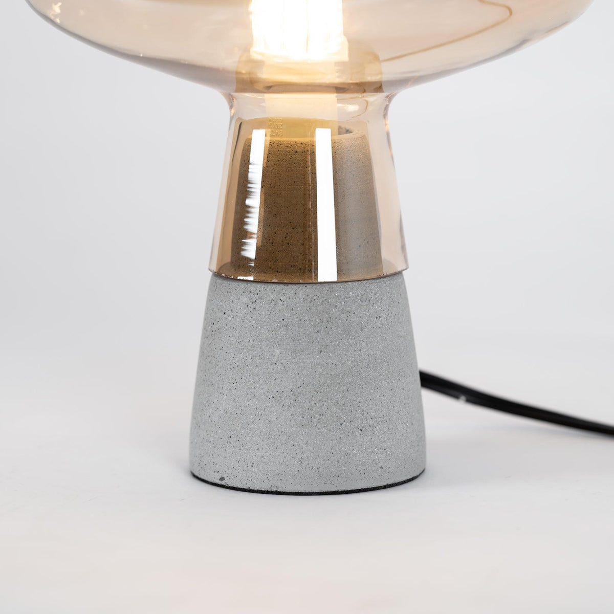 Elairella minimalistische tafellamp van cement