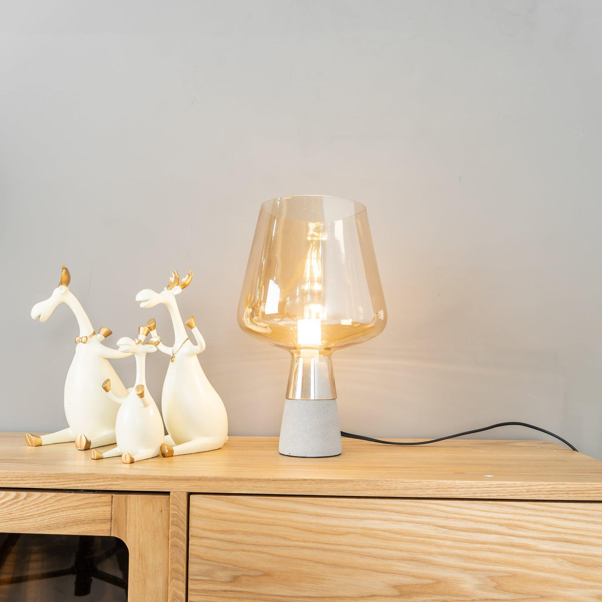 Elairella minimalistische tafellamp van cement