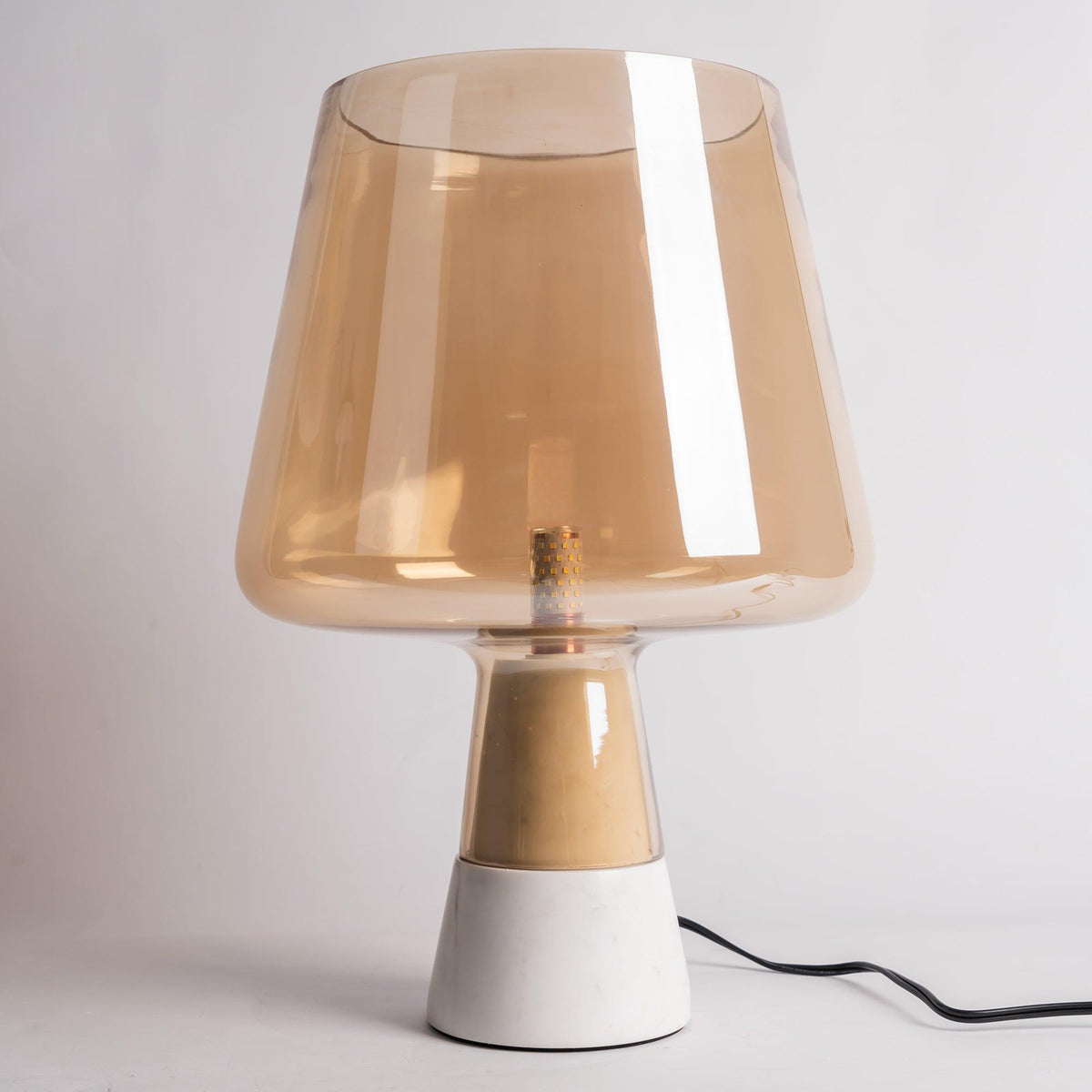 Elairella minimalistische tafellamp van cement