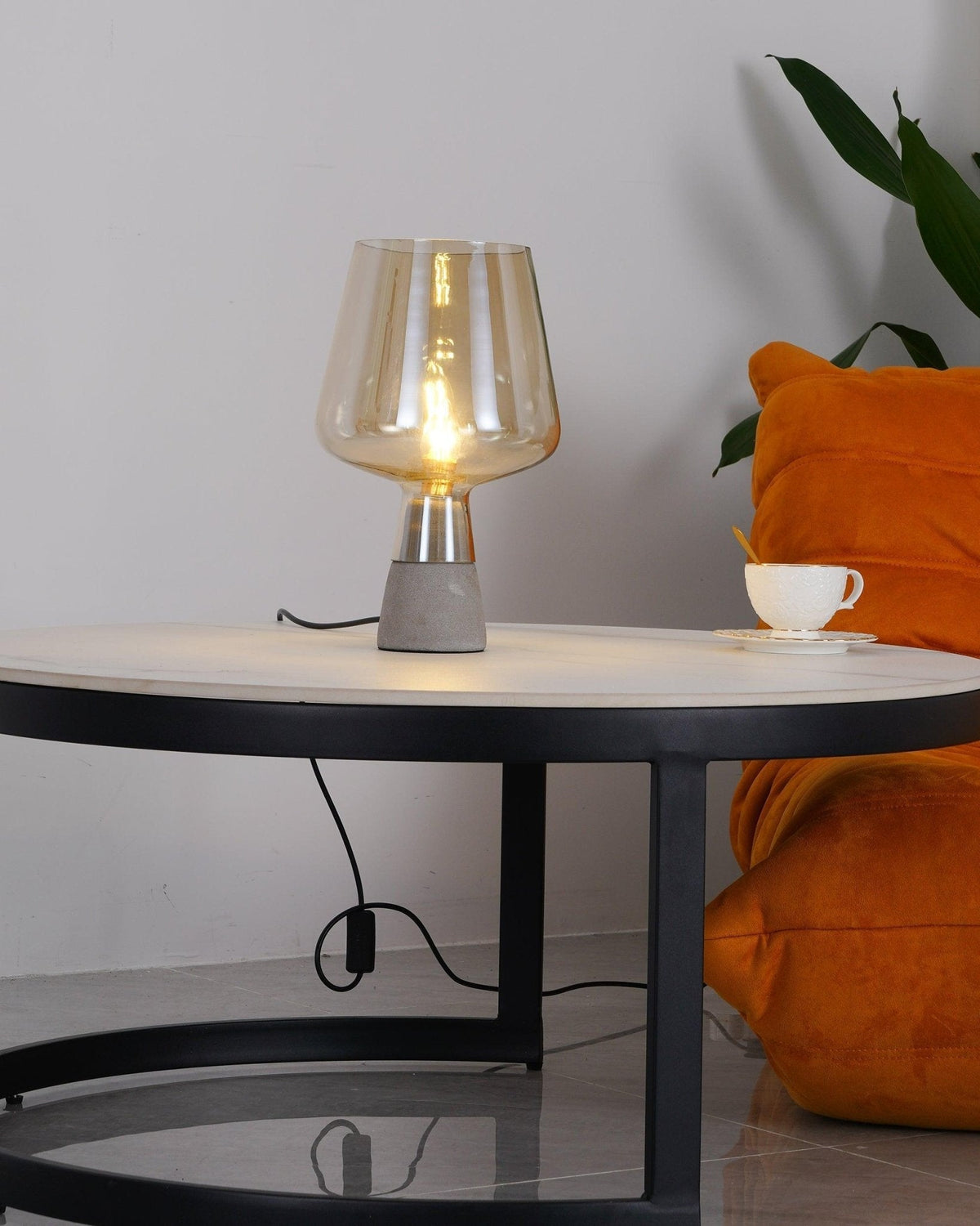 Elairella minimalistische tafellamp van cement