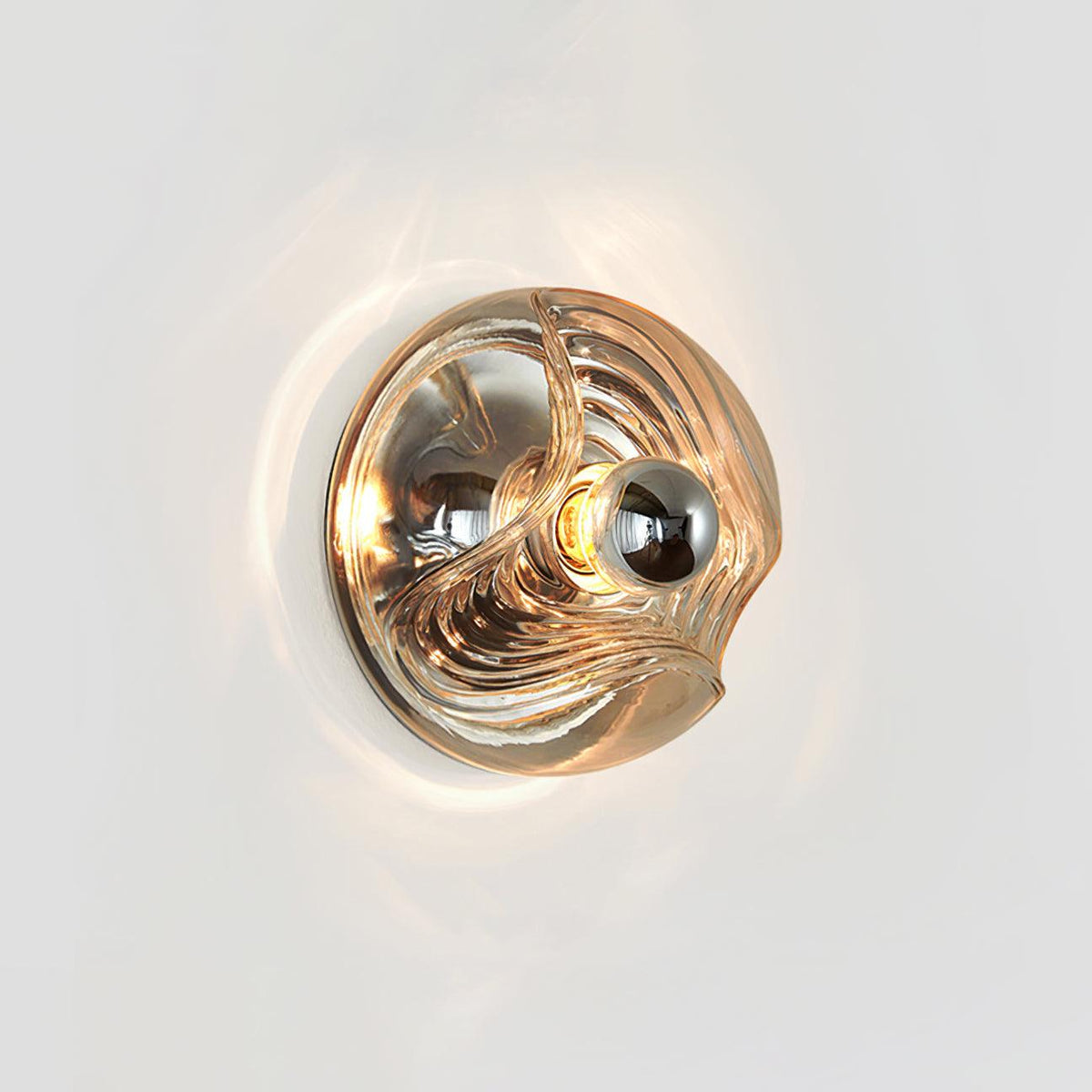 Moderne wandlamp met swirltextuur in helder amber rookgrijs