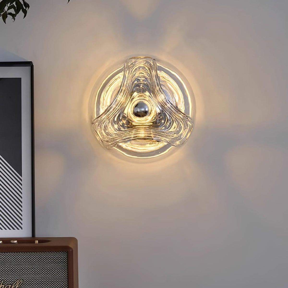 Moderne wandlamp met swirltextuur in helder amber rookgrijs