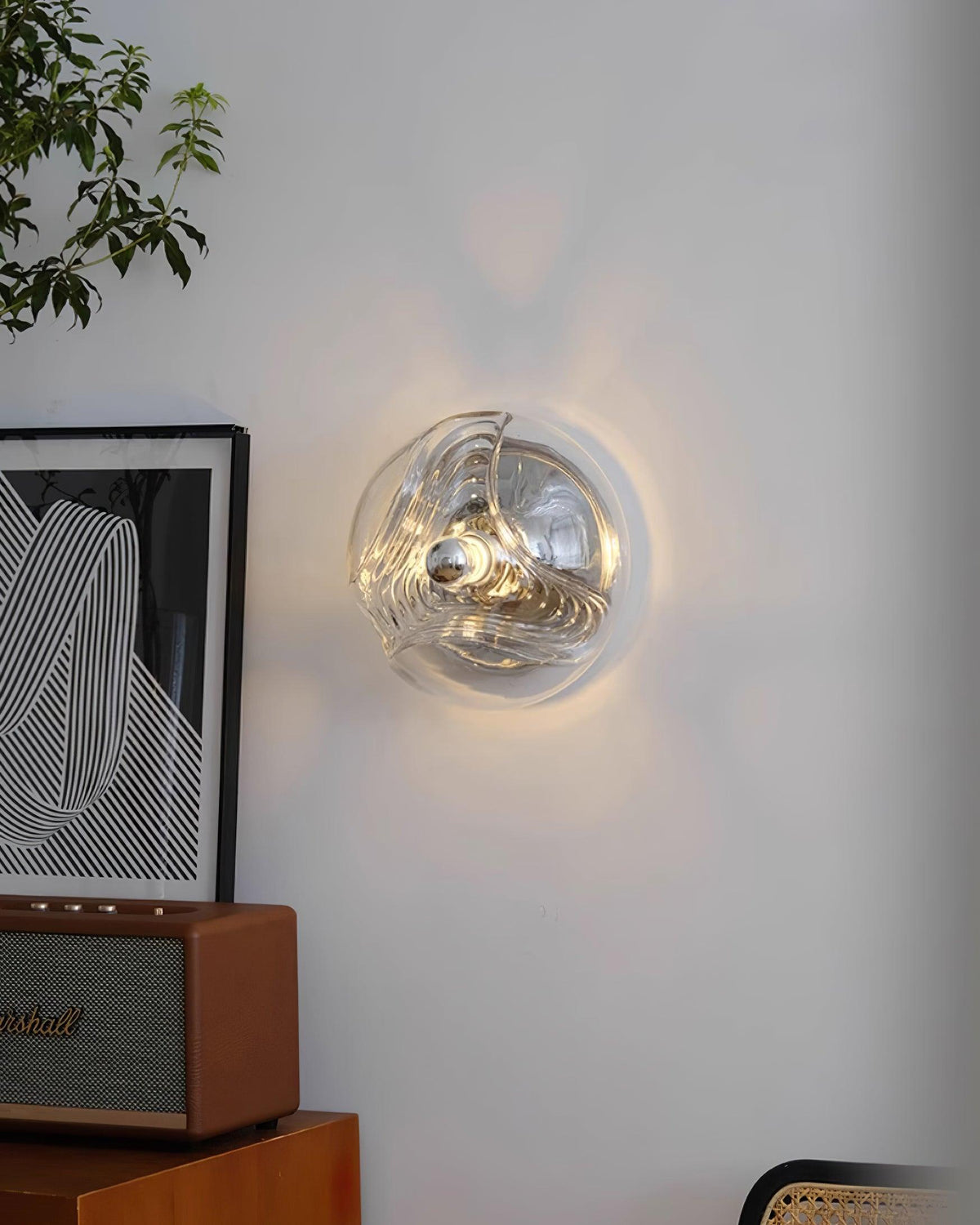 Moderne wandlamp met swirltextuur in helder amber rookgrijs