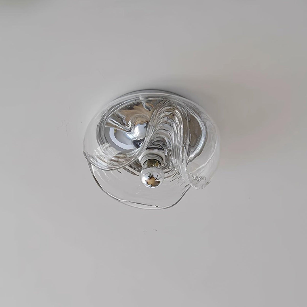 Moderne wandlamp met swirltextuur in helder amber rookgrijs
