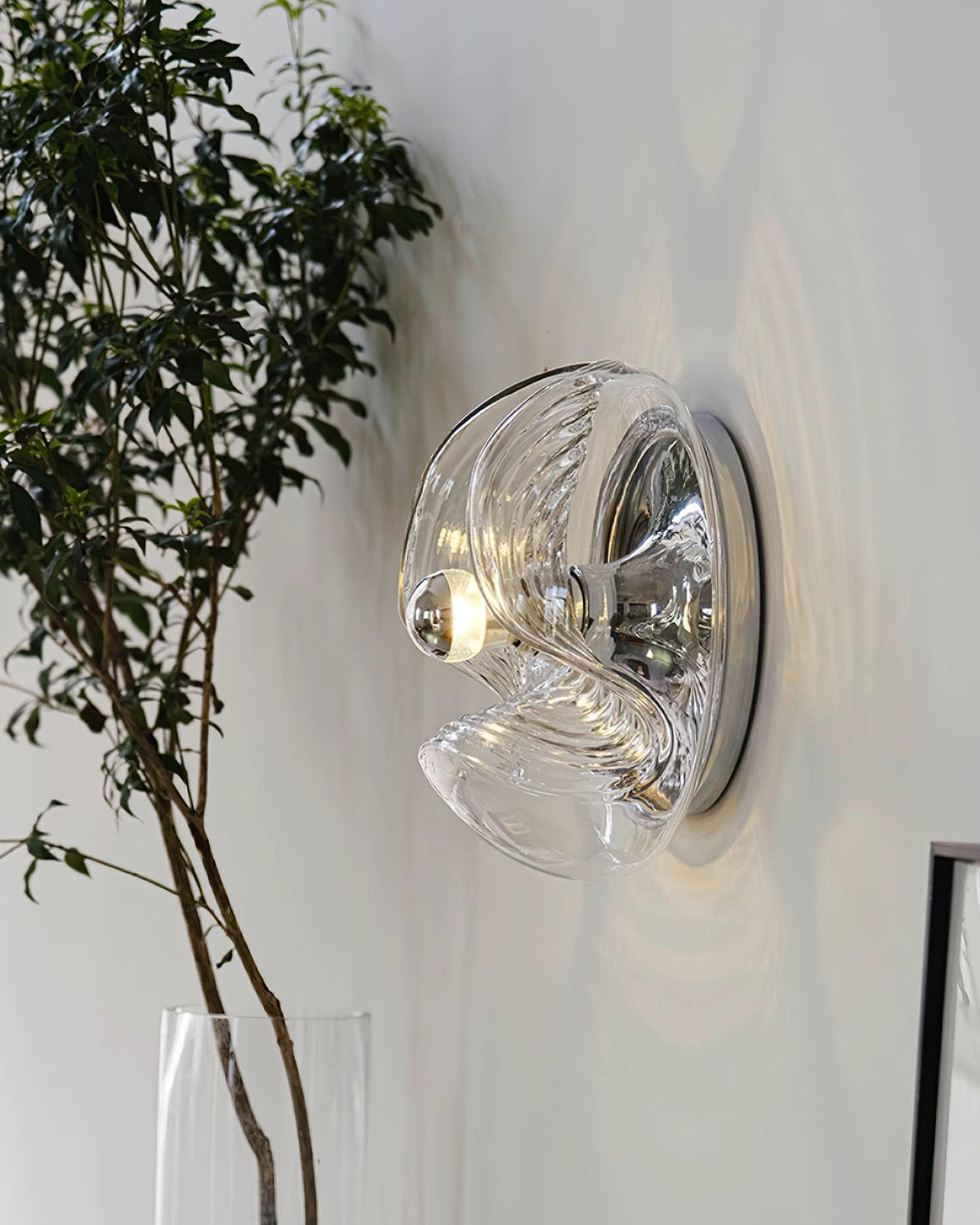 Moderne wandlamp met swirltextuur in helder amber rookgrijs