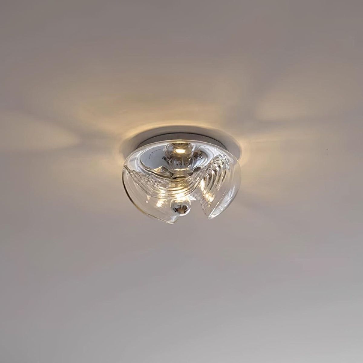 Moderne wandlamp met swirltextuur in helder amber rookgrijs