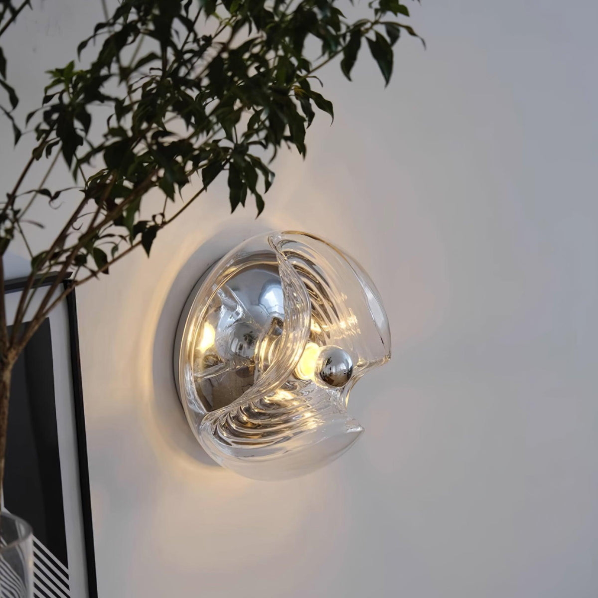 Moderne wandlamp met swirltextuur in helder amber rookgrijs