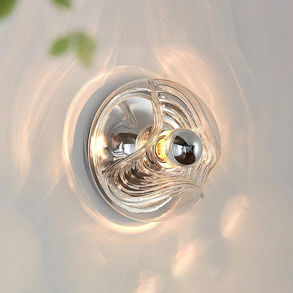 Moderne wandlamp met swirltextuur in helder amber rookgrijs