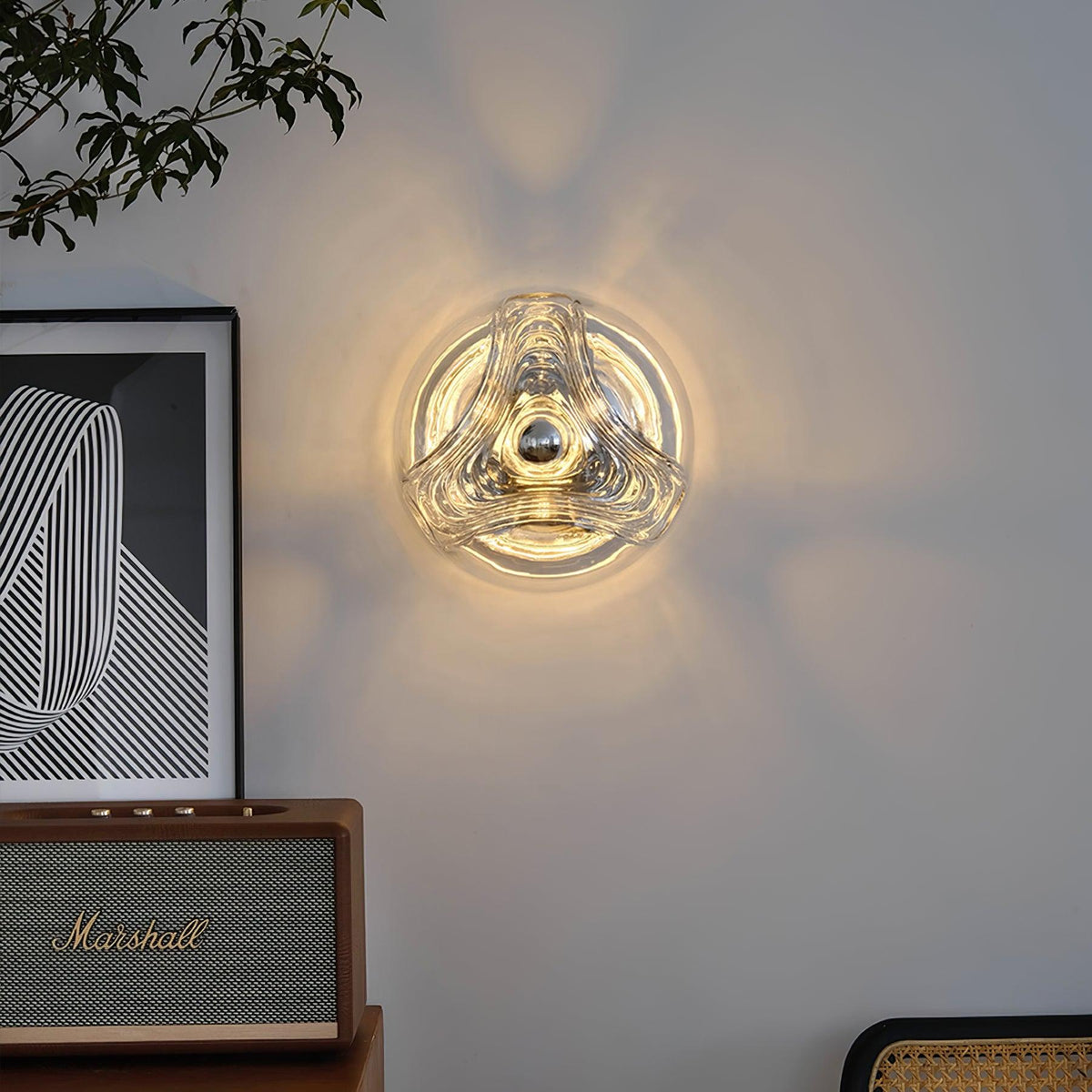 Moderne wandlamp met swirltextuur in helder amber rookgrijs
