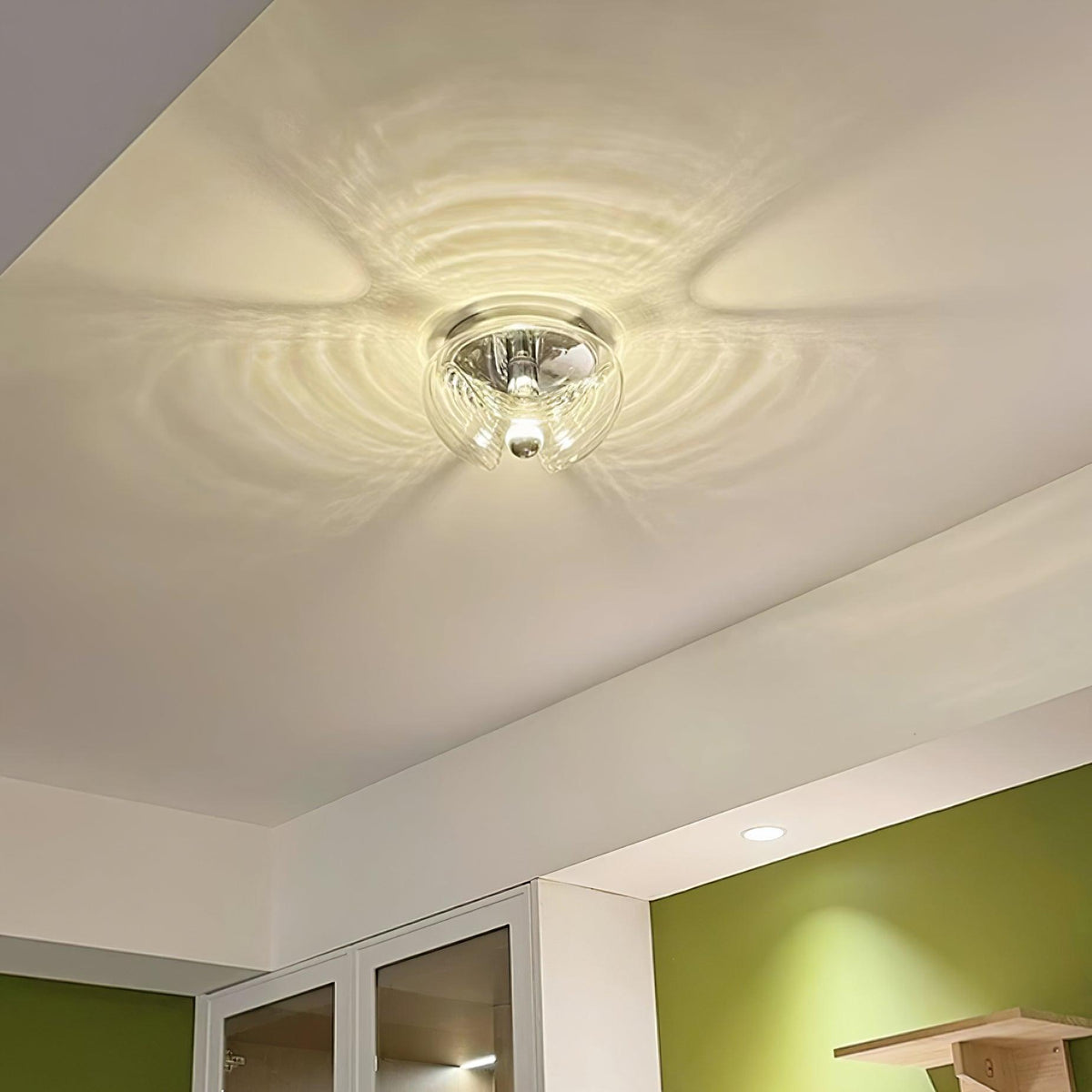 Moderne wandlamp met swirltextuur in helder amber rookgrijs