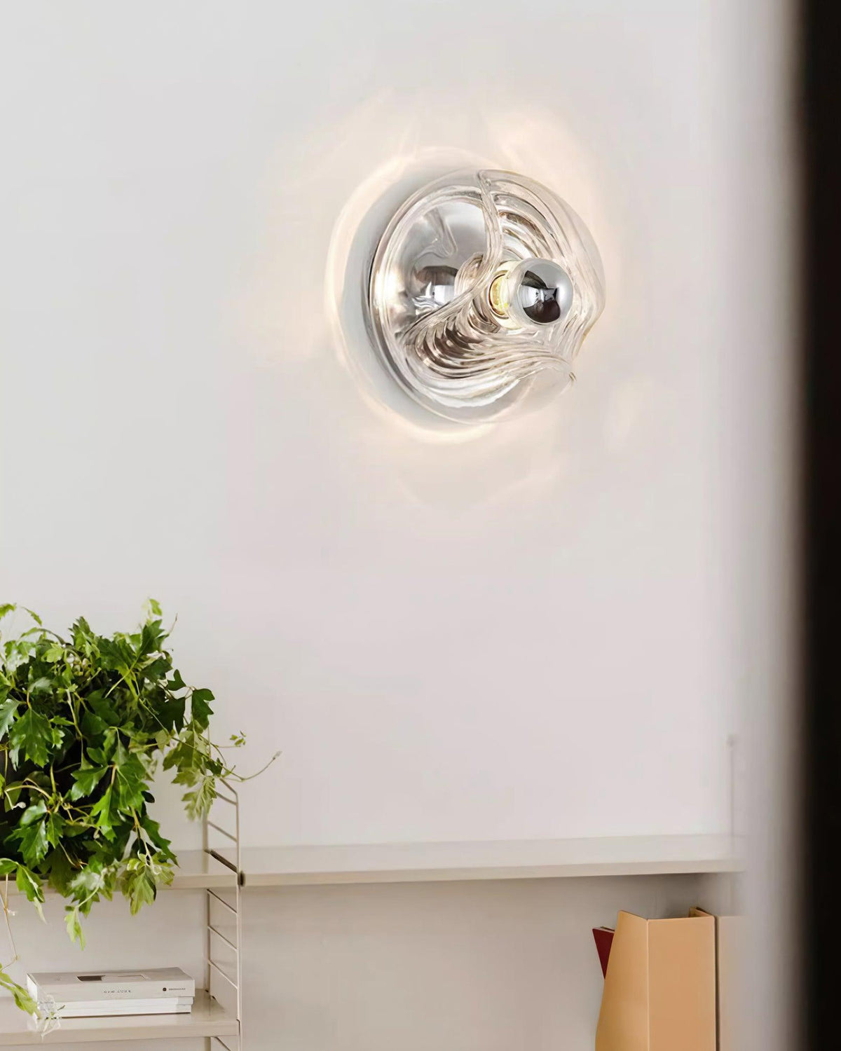 Moderne wandlamp met swirltextuur in helder amber rookgrijs