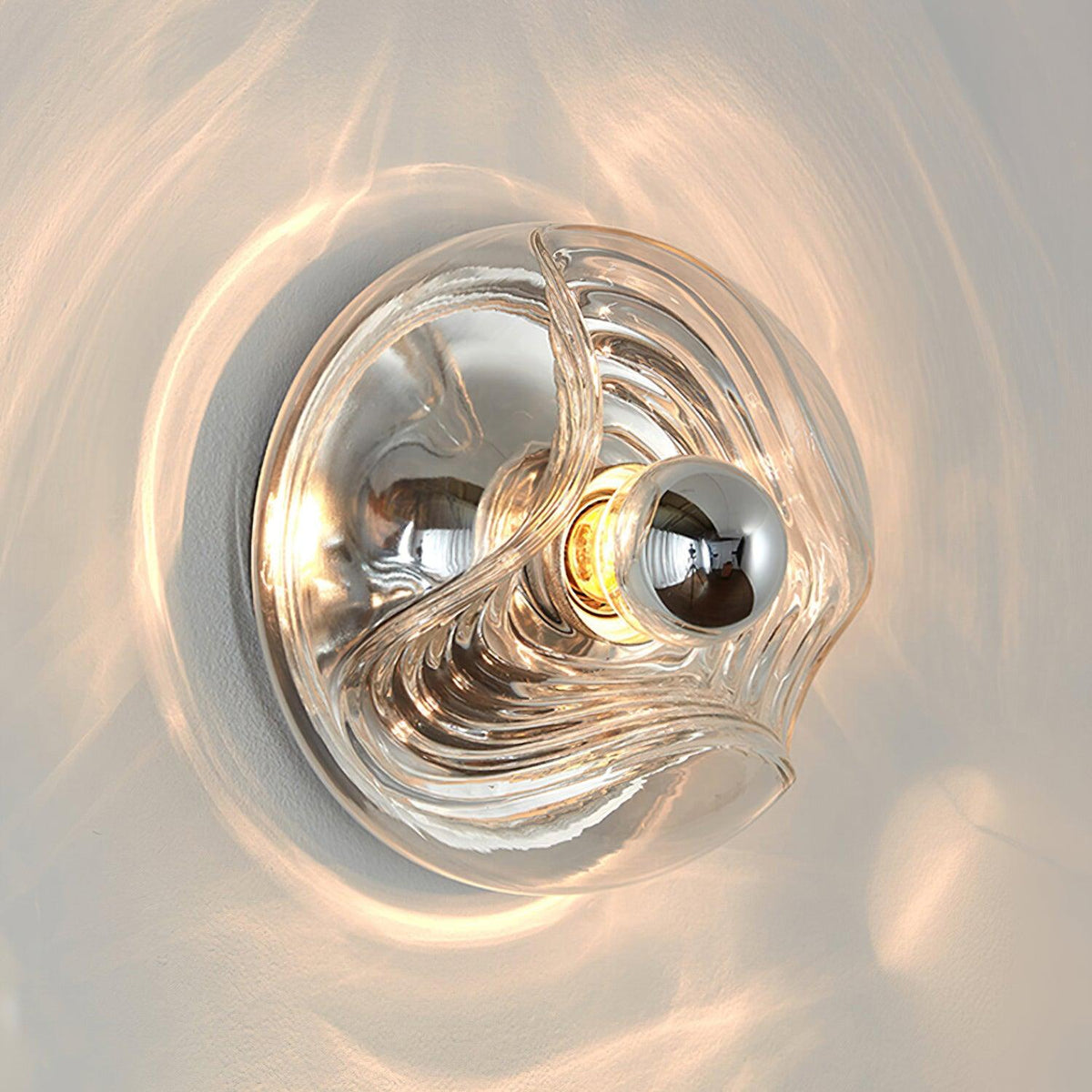 Moderne wandlamp met swirltextuur in helder amber rookgrijs