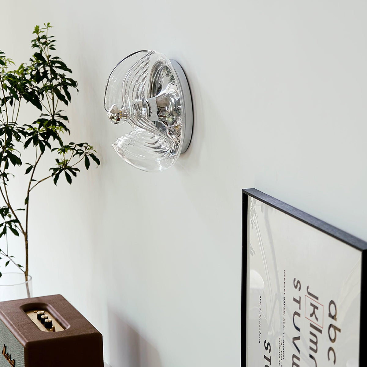 Moderne wandlamp met swirltextuur in helder amber rookgrijs