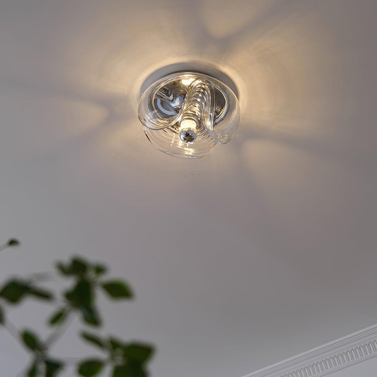Moderne wandlamp met swirltextuur in helder amber rookgrijs