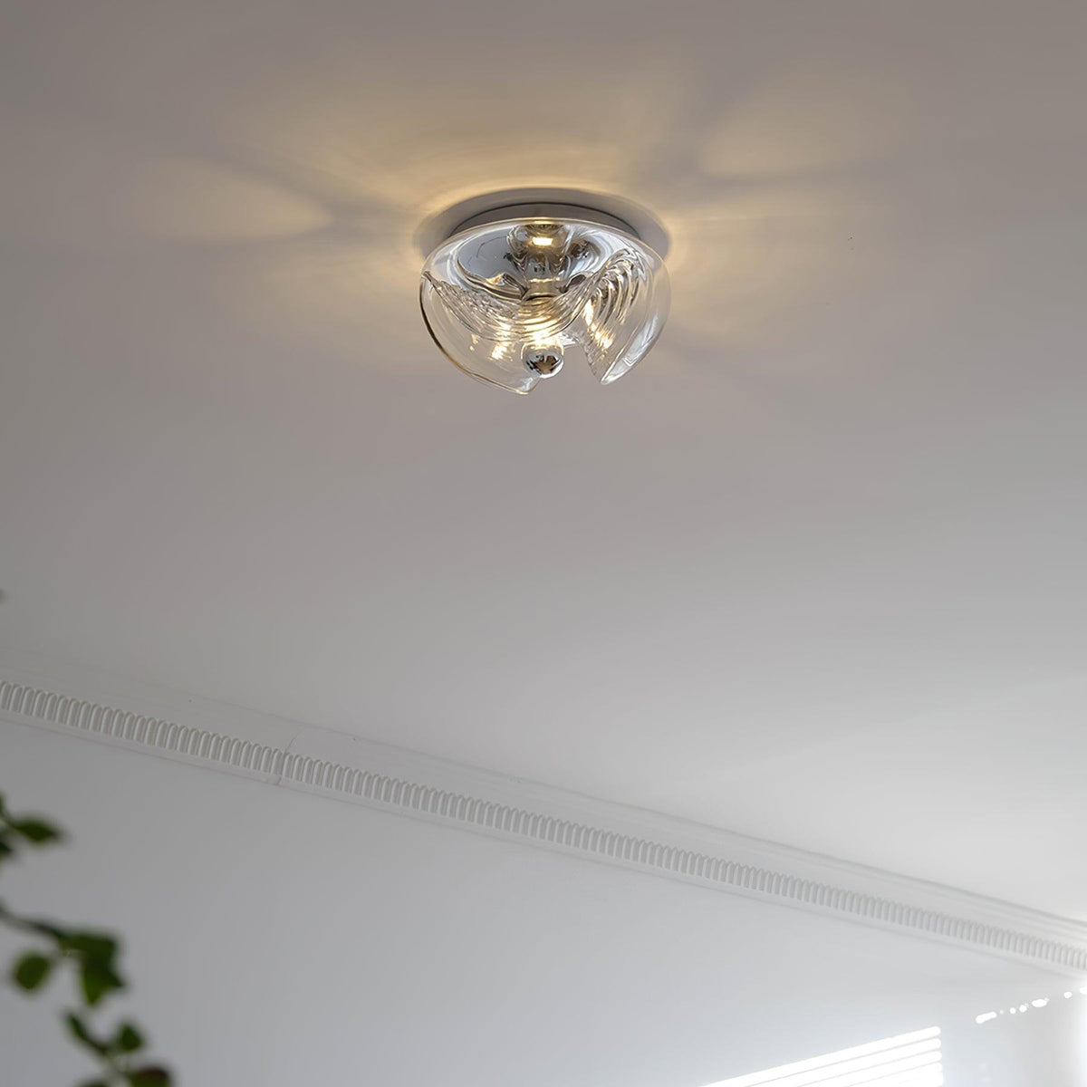 Moderne wandlamp met swirltextuur in helder amber rookgrijs