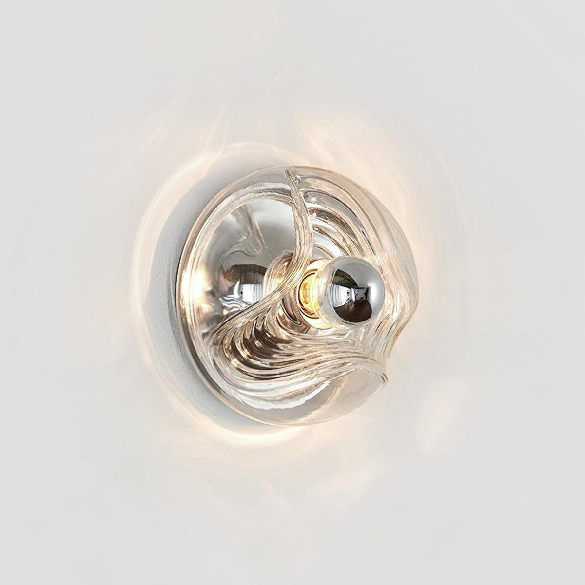 Moderne wandlamp met swirltextuur in helder amber rookgrijs