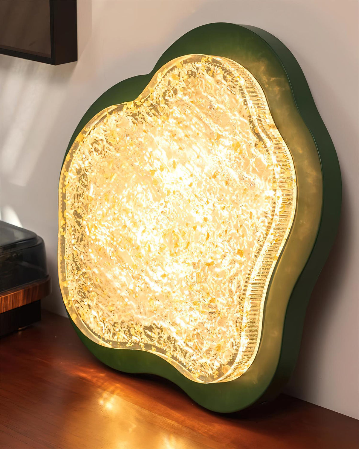 Plafondlamp met onregelmatige vorm van hars en goudbladeren, moderne kunst in groen