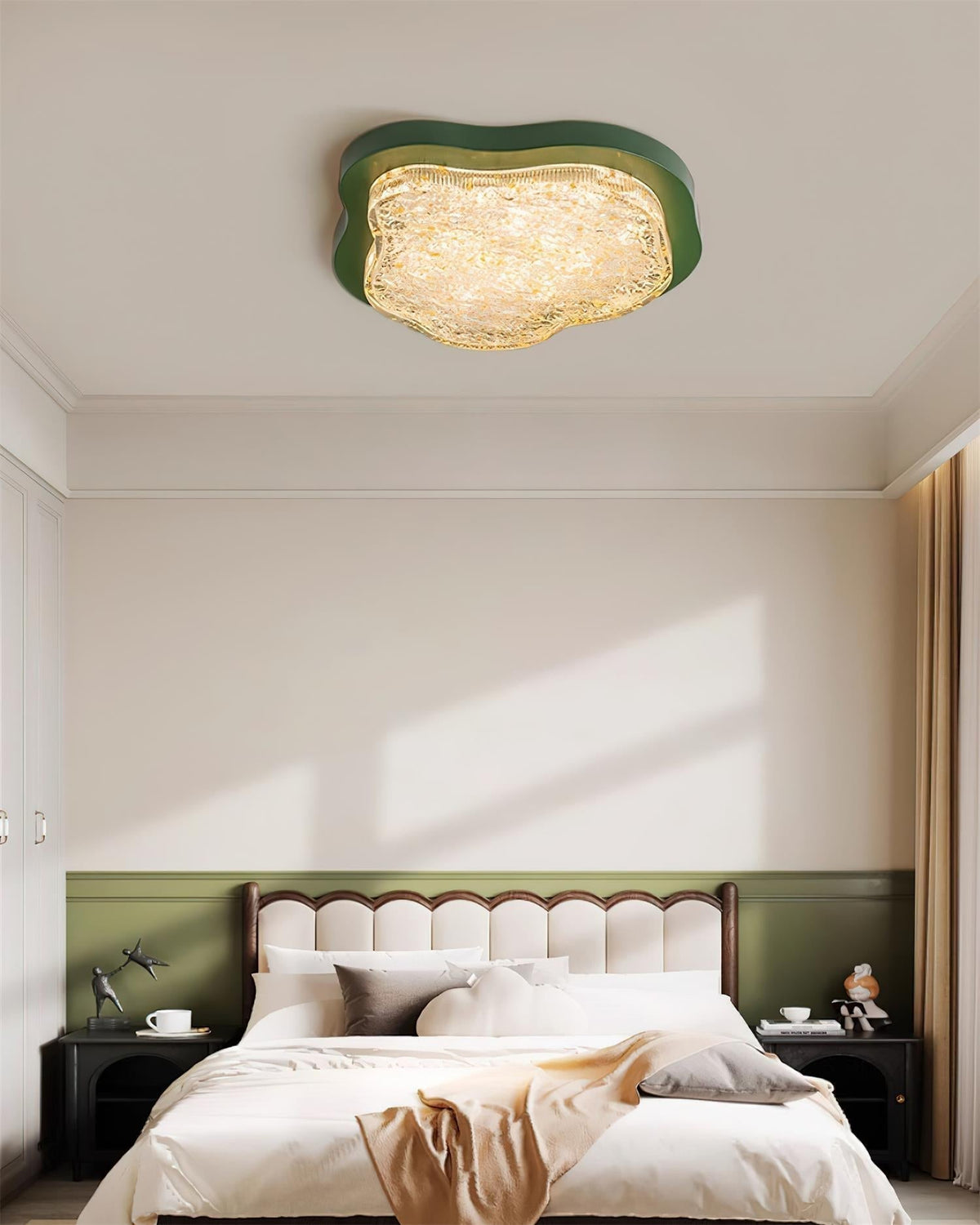 Plafondlamp met onregelmatige vorm van hars en goudbladeren, moderne kunst in groen