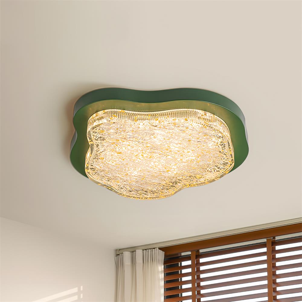 Plafondlamp met onregelmatige vorm van hars en goudbladeren, moderne kunst in groen