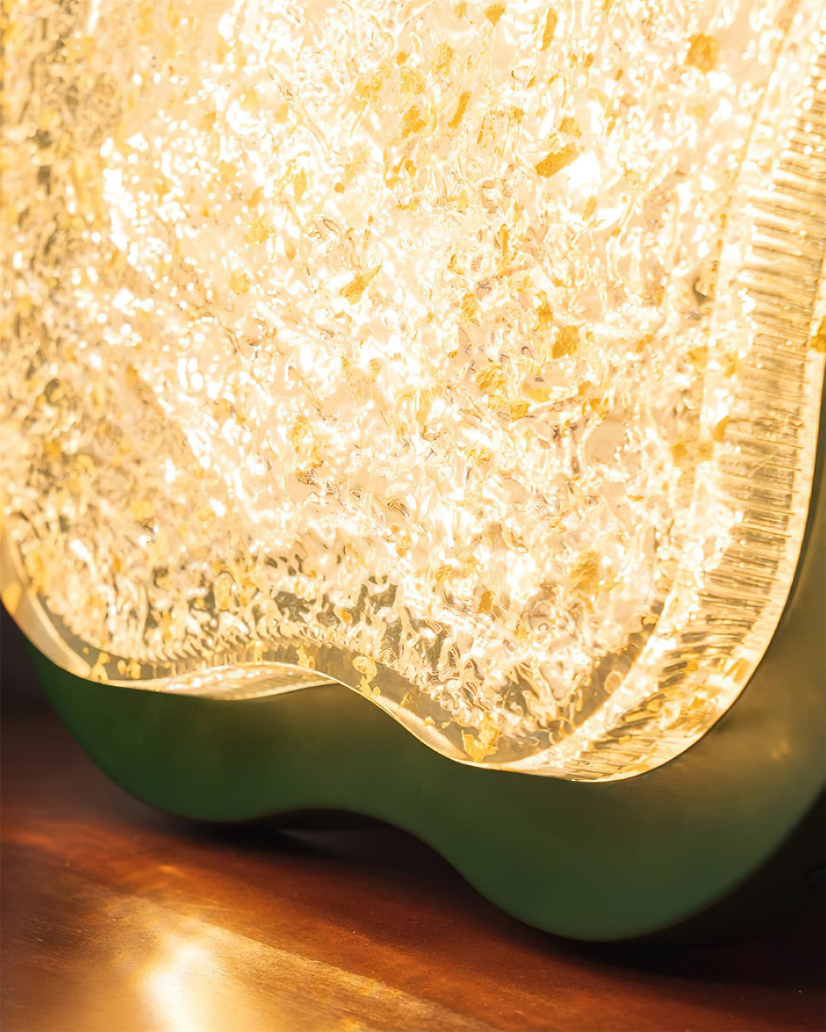 Plafondlamp met onregelmatige vorm van hars en goudbladeren, moderne kunst in groen