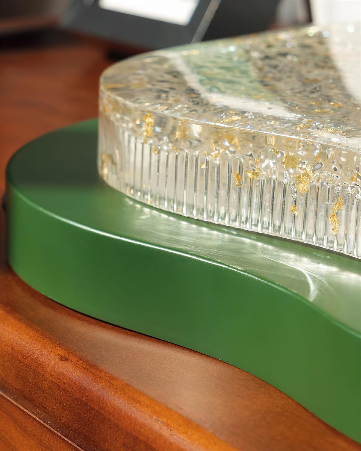 Plafondlamp met onregelmatige vorm van hars en goudbladeren, moderne kunst in groen