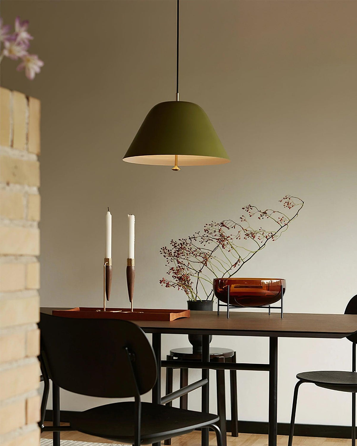 Moderne hanglamp met metalen kap in groen en wit minimalistisch