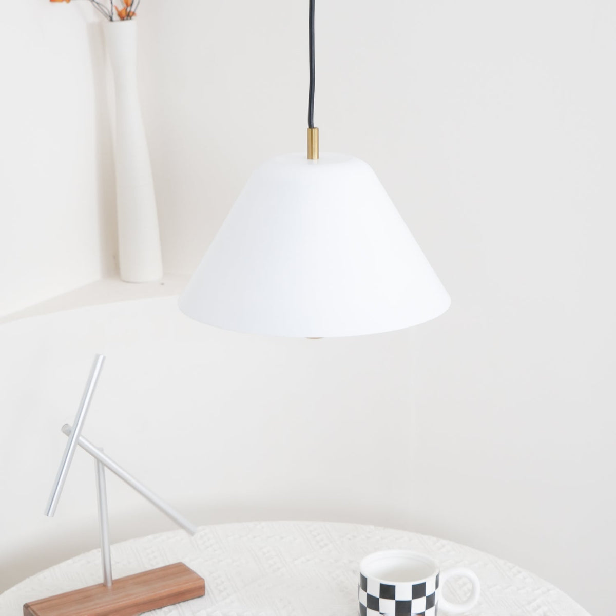 Moderne hanglamp met metalen kap in groen en wit minimalistisch