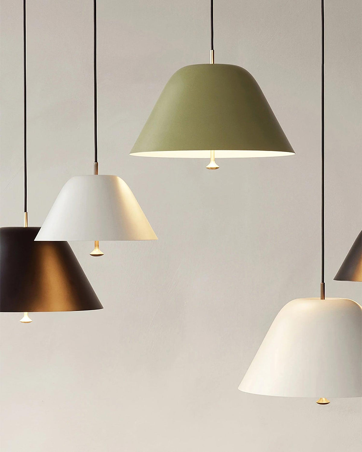 Moderne hanglamp met metalen kap in groen en wit minimalistisch