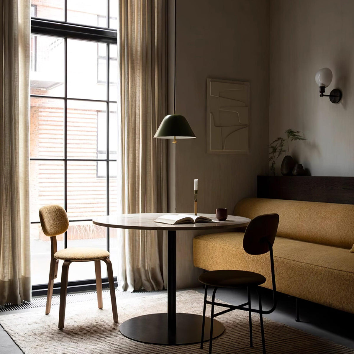 Moderne hanglamp met metalen kap in groen en wit minimalistisch
