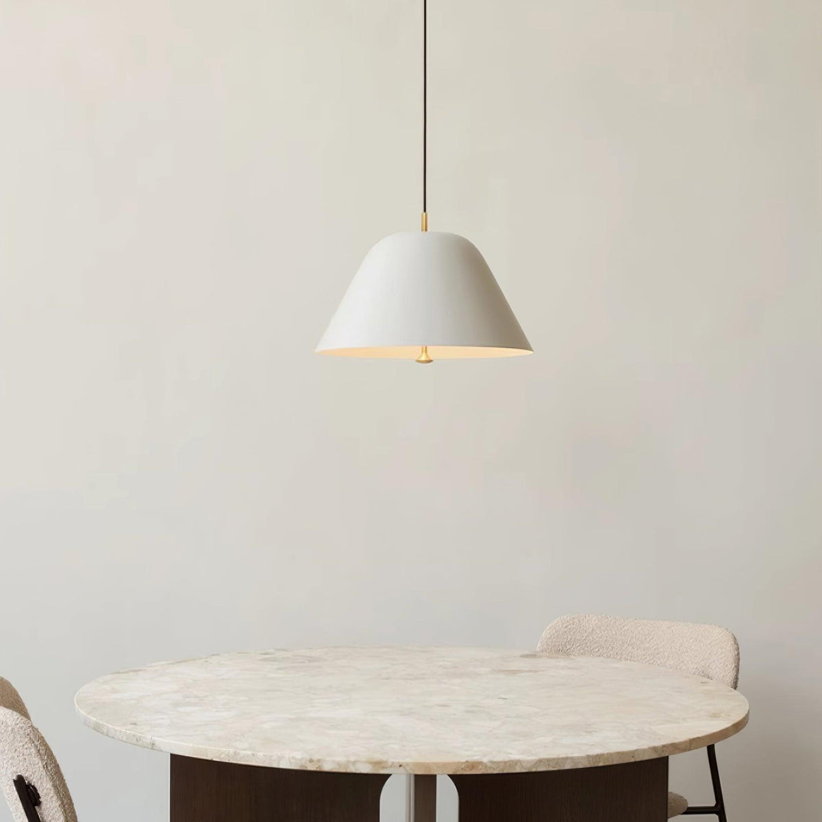 Moderne hanglamp met metalen kap in groen en wit minimalistisch