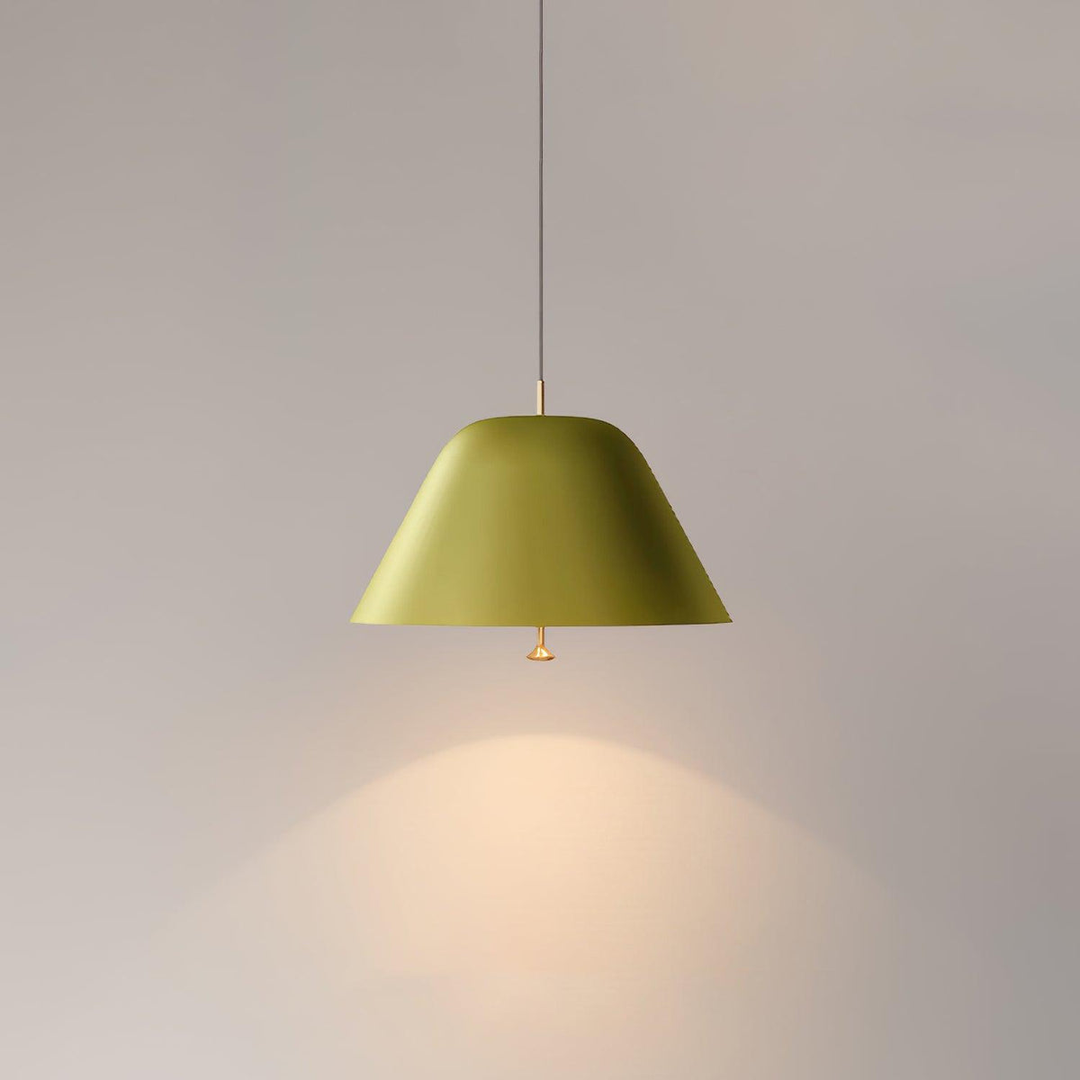 Moderne hanglamp met metalen kap in groen en wit minimalistisch