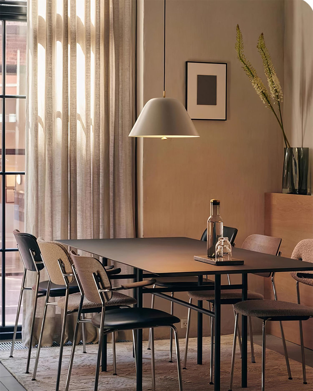 Moderne hanglamp met metalen kap in groen en wit minimalistisch
