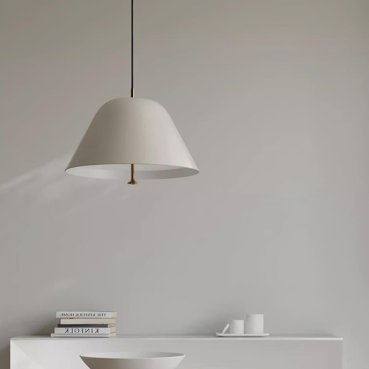 Moderne hanglamp met metalen kap in groen en wit minimalistisch
