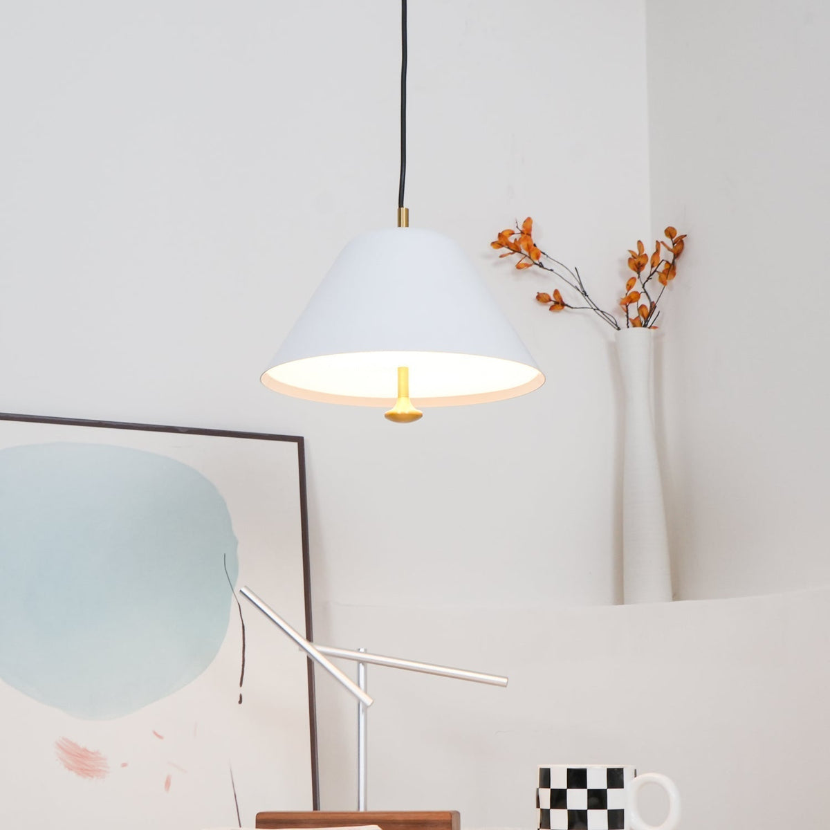 Moderne hanglamp met metalen kap in groen en wit minimalistisch