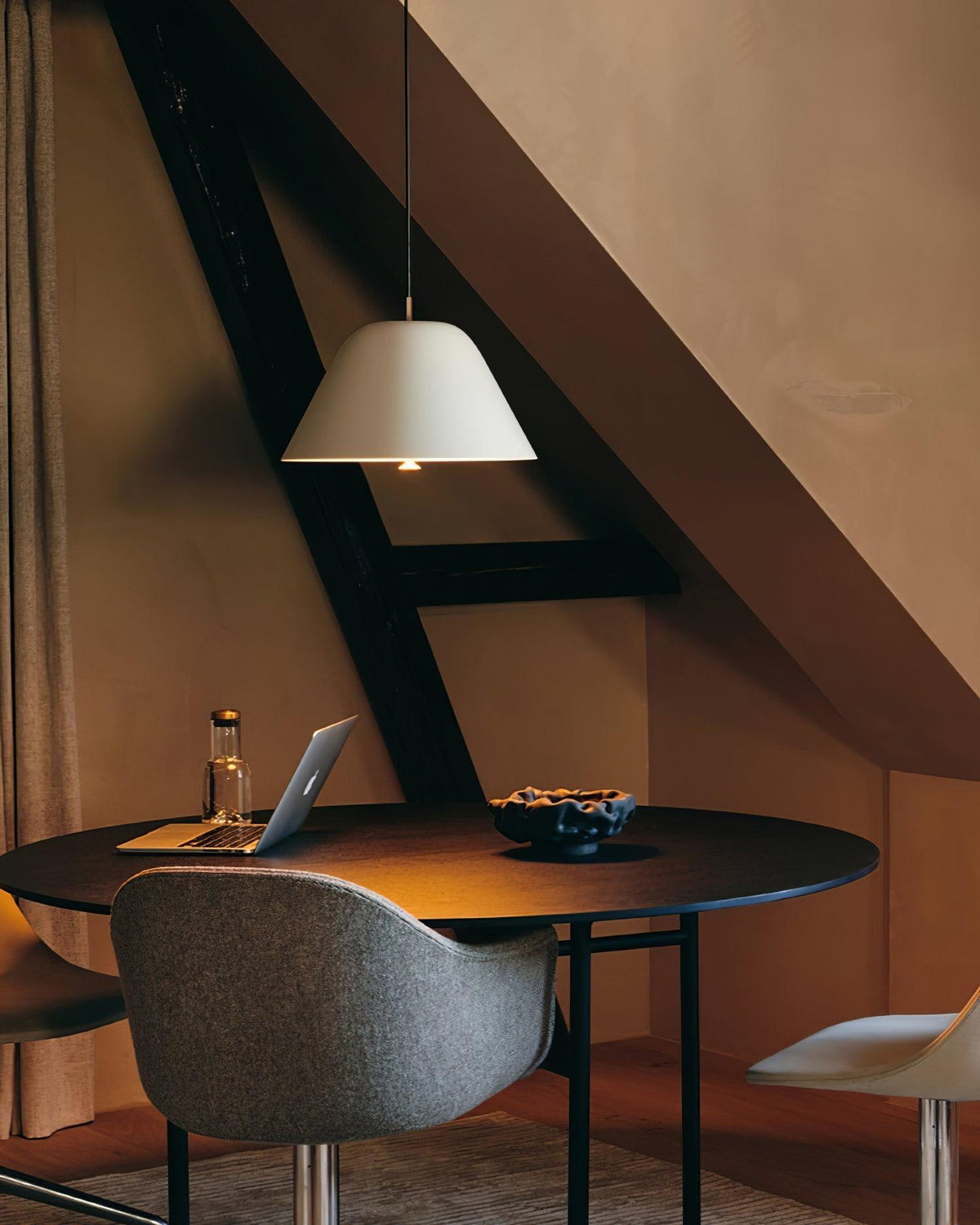 Moderne hanglamp met metalen kap in groen en wit minimalistisch